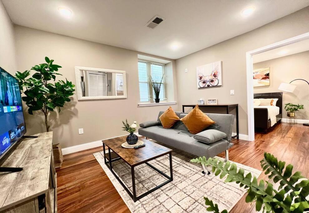 405 Spacious and superior 1BDR APT in center city